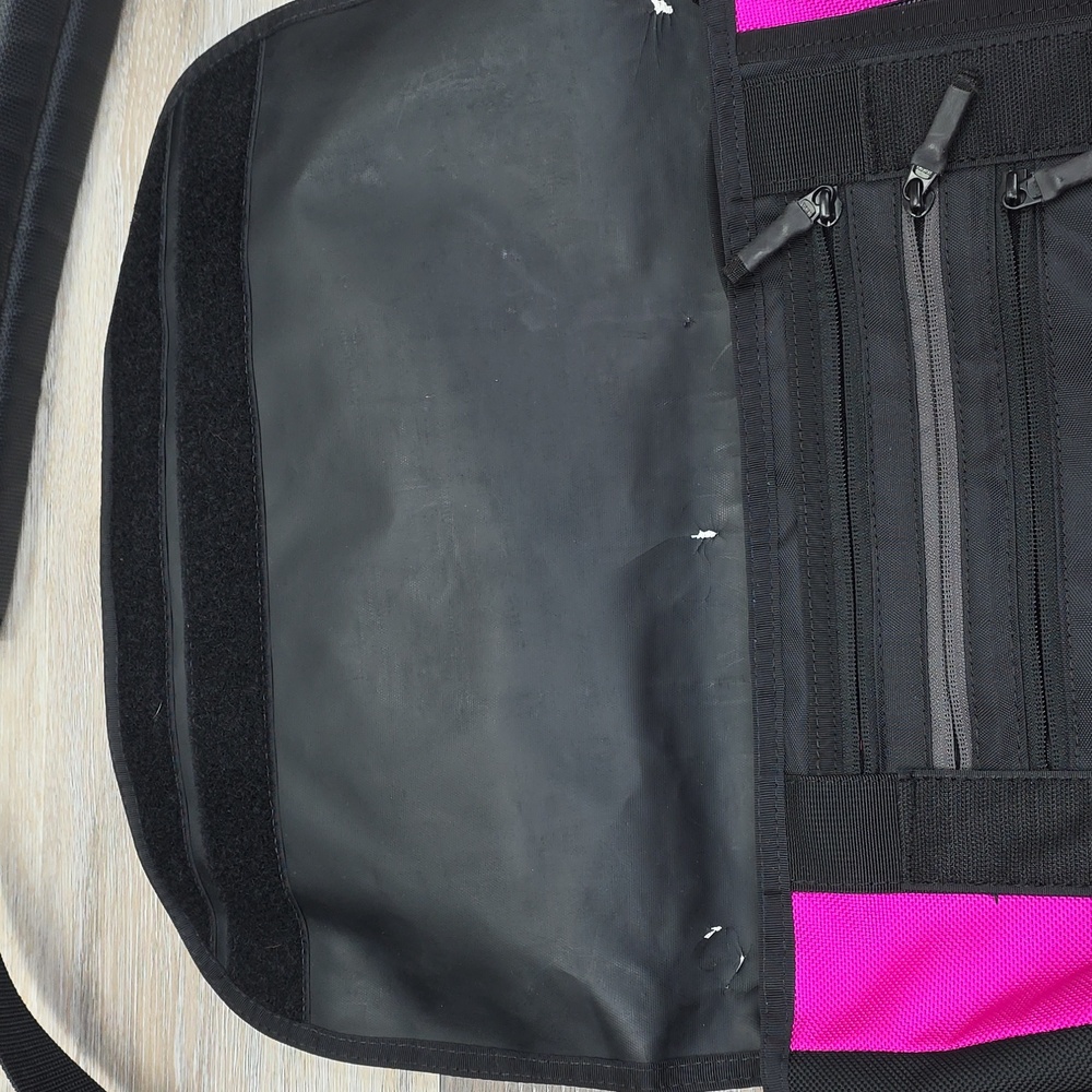 Timbuk2 Classic Messenger Bag - Raspberry Pink & Black - Waterproof Tech Carry - Picture 8 of 16